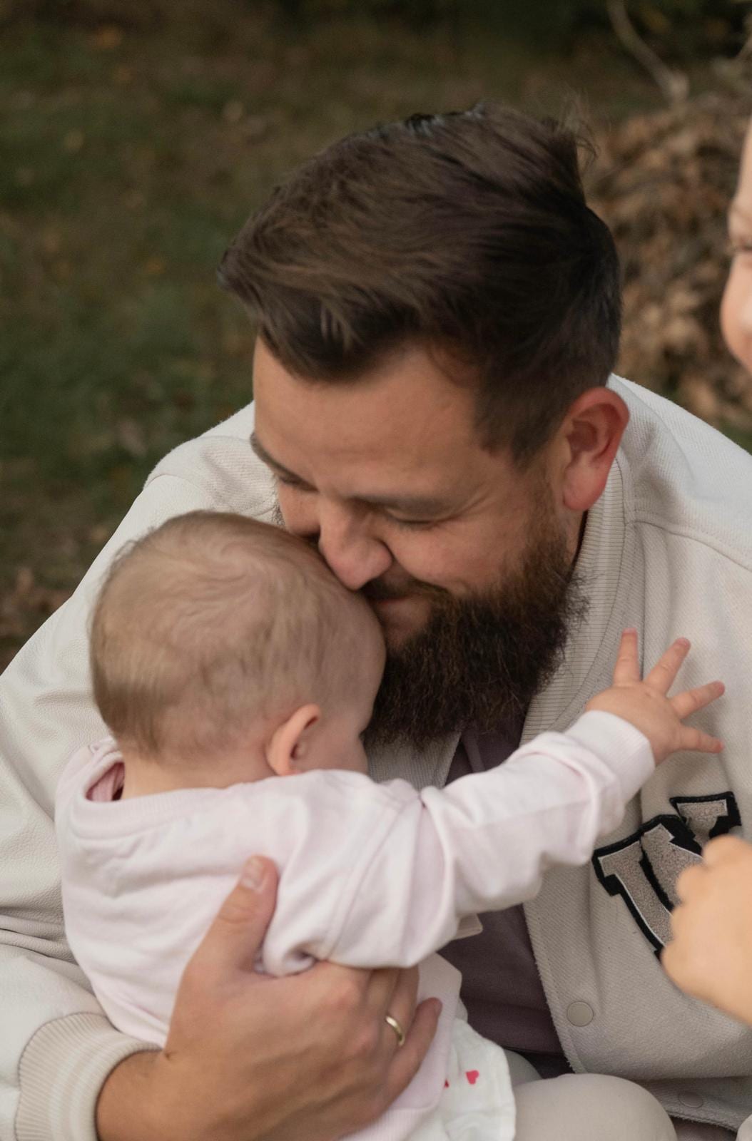 Papa kuschelt sein Baby