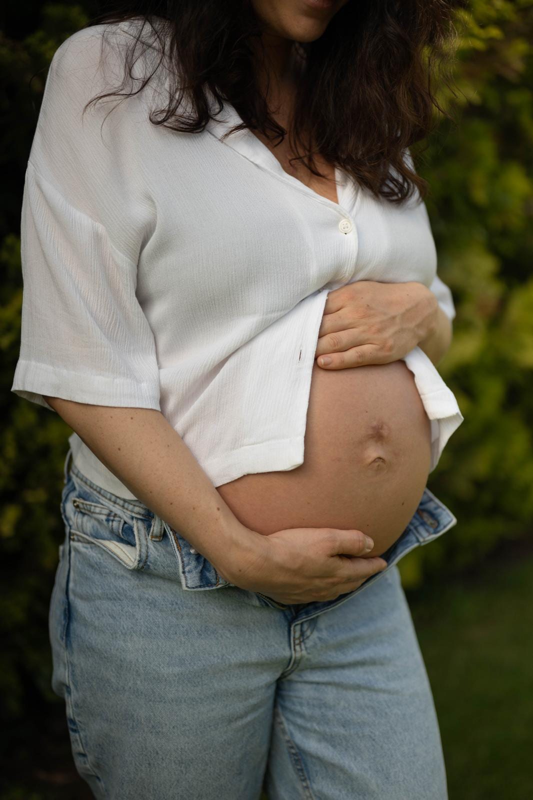 Schwangere hält ihren Babybauch