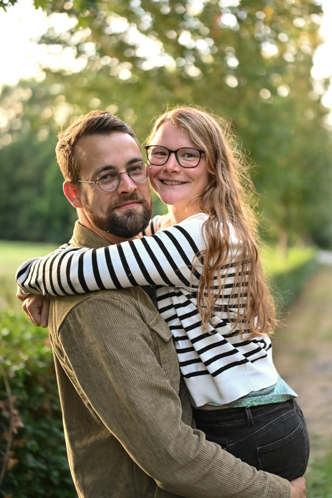 Paar umarmt sich lachend
